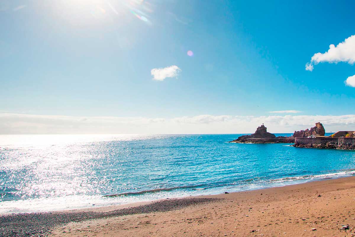 Hallan el cadáver de un hombre flotando en el mar en la costa canaria