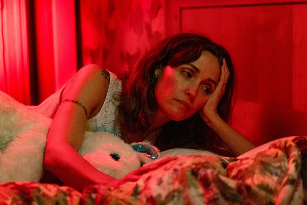 La actriz Rose Byrne protagoniza la aclamada Si pudiera te daría una patada.