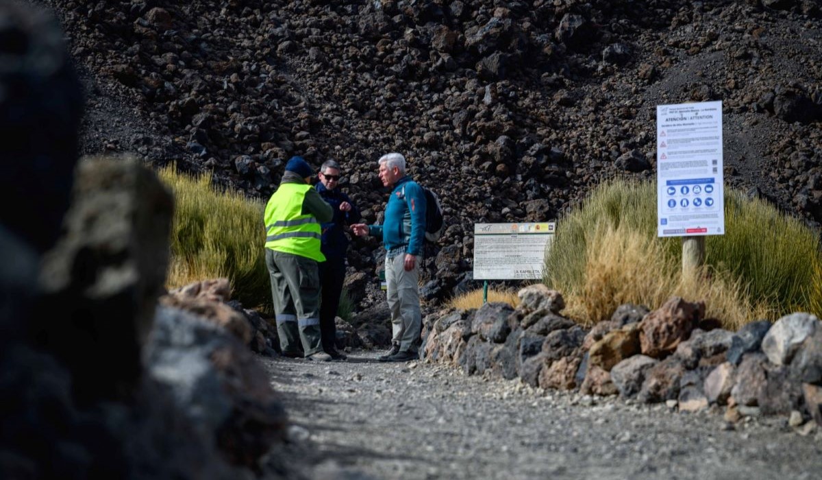 Los no residentes en Tenerife pagan desde hoy para ascender al Teide