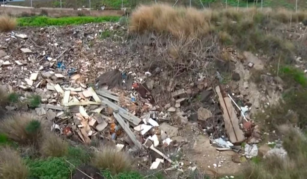 Denuncian “auténtico abandono” en un barrio de Santa Cruz de Tenerife: ratas, cucarachas y un coche quemado abandonado. TVC