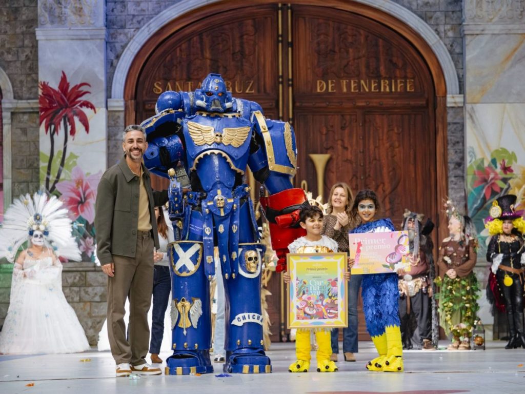 El Recinto Ferial se rinde ante 'Ultrachicha 40K': los mejores disfraces del Carnaval de Santa Cruz ya tienen dueño
