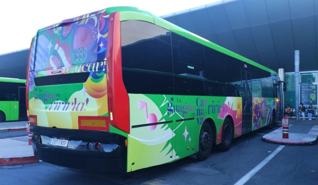 Guagua Titsa con el cartel del Carnaval de Santa Cruz de Tenerife 2026. DA