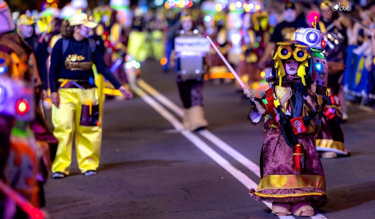 La Cabalgata Anunciadora abre oficialmente el Carnaval en la calle de Santa Cruz de Tenerife