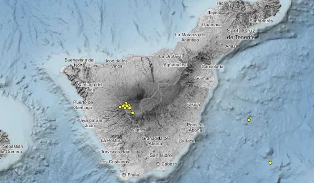 Mapa de sismicidad del IGN que muestra el enjambre de aproximadamente 90 sismos localizados al oeste de Las Cañadas del Teide a profundidades de entre 10 y 12 kilómetros