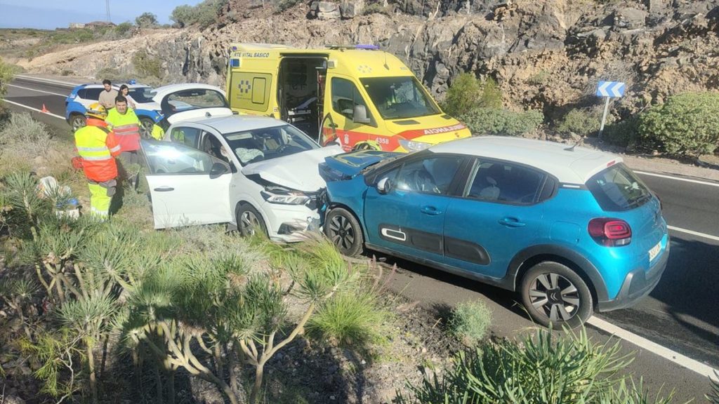 Accidente en Guía de Isora: cuatro heridos en una brutal colisión frontal en la TF-465
