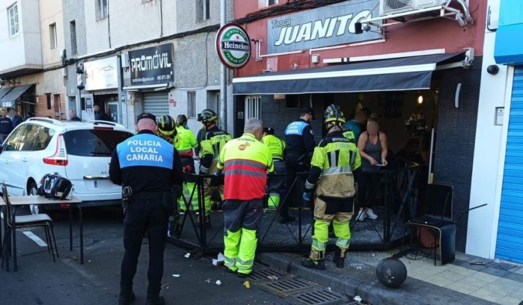 Unidades de Bomberos de Tenerife, Policía Local y el SUC coordinan la asistencia tras el accidente en la terraza del bar en La Salud. Bomberos de Tenerife