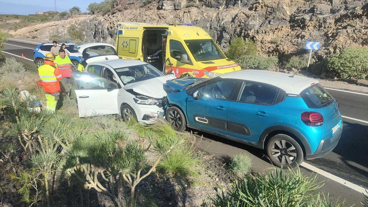 Accidente en Guía de Isora: cuatro heridos en una brutal colisión frontal en la TF-465