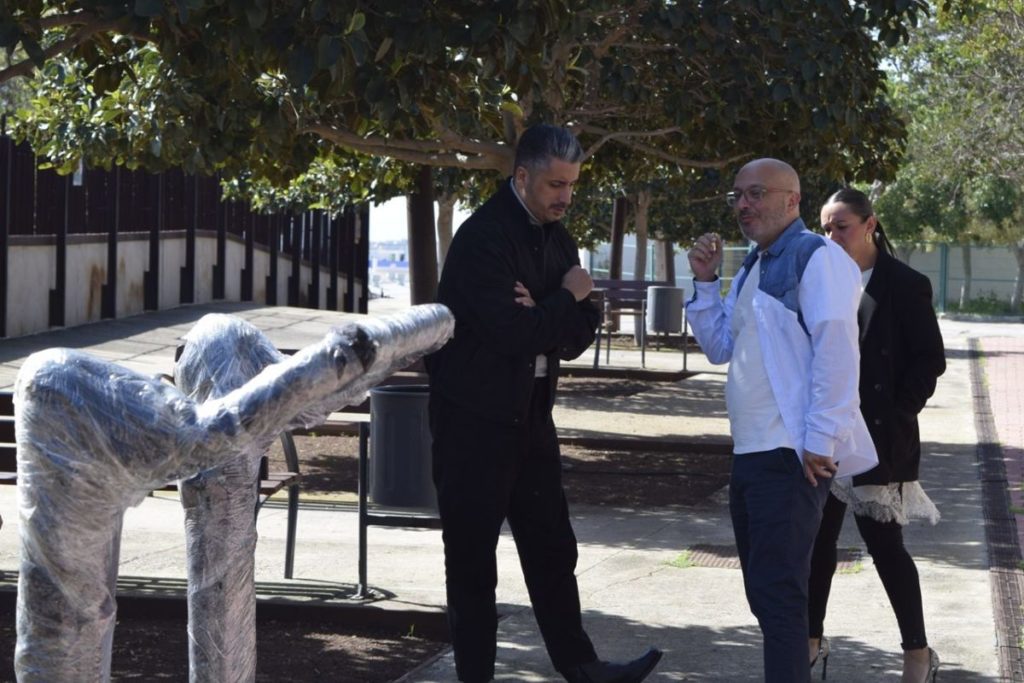 El alcalde y el concejal de Obras han visitado varios de los puntos en los que se están instalando.