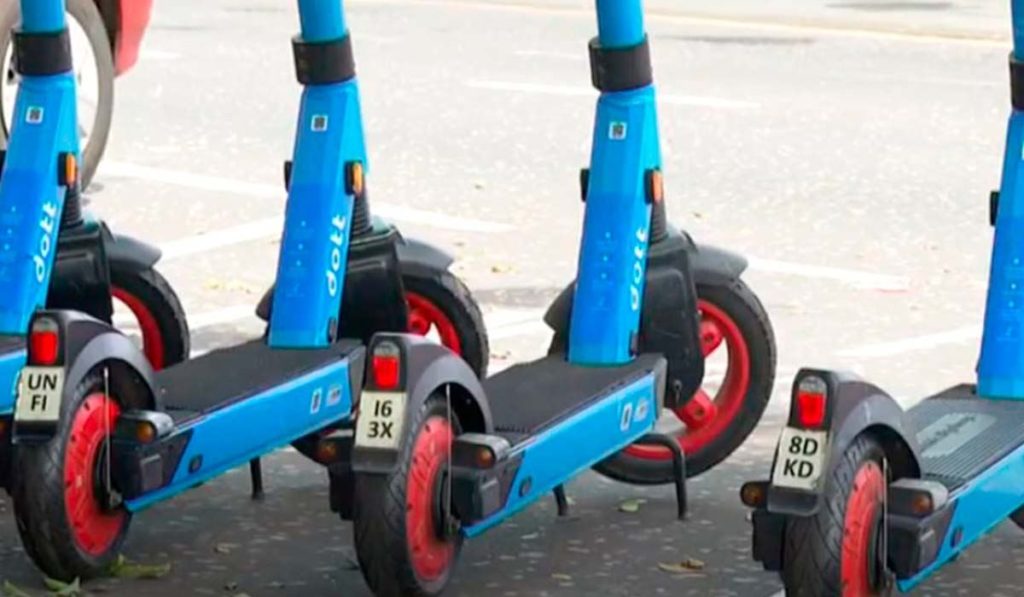 Cuidado si tienes un patinete eléctrico: el fallo en la web de la DGT que te deja sin registro