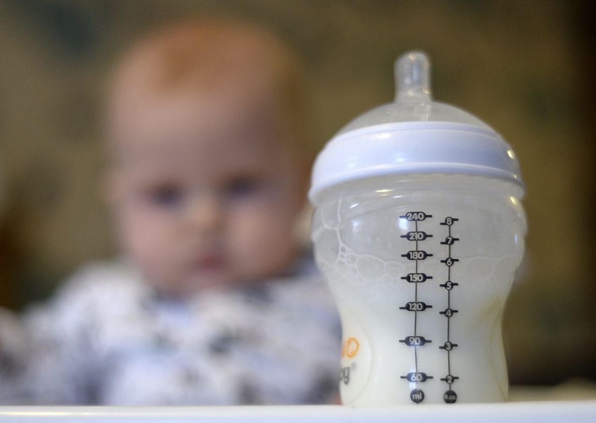 Alerta en Canarias y otras 9 comunidades por una toxina en leche para bebés: Sanidad confirma 13 ingresos hospitalarios