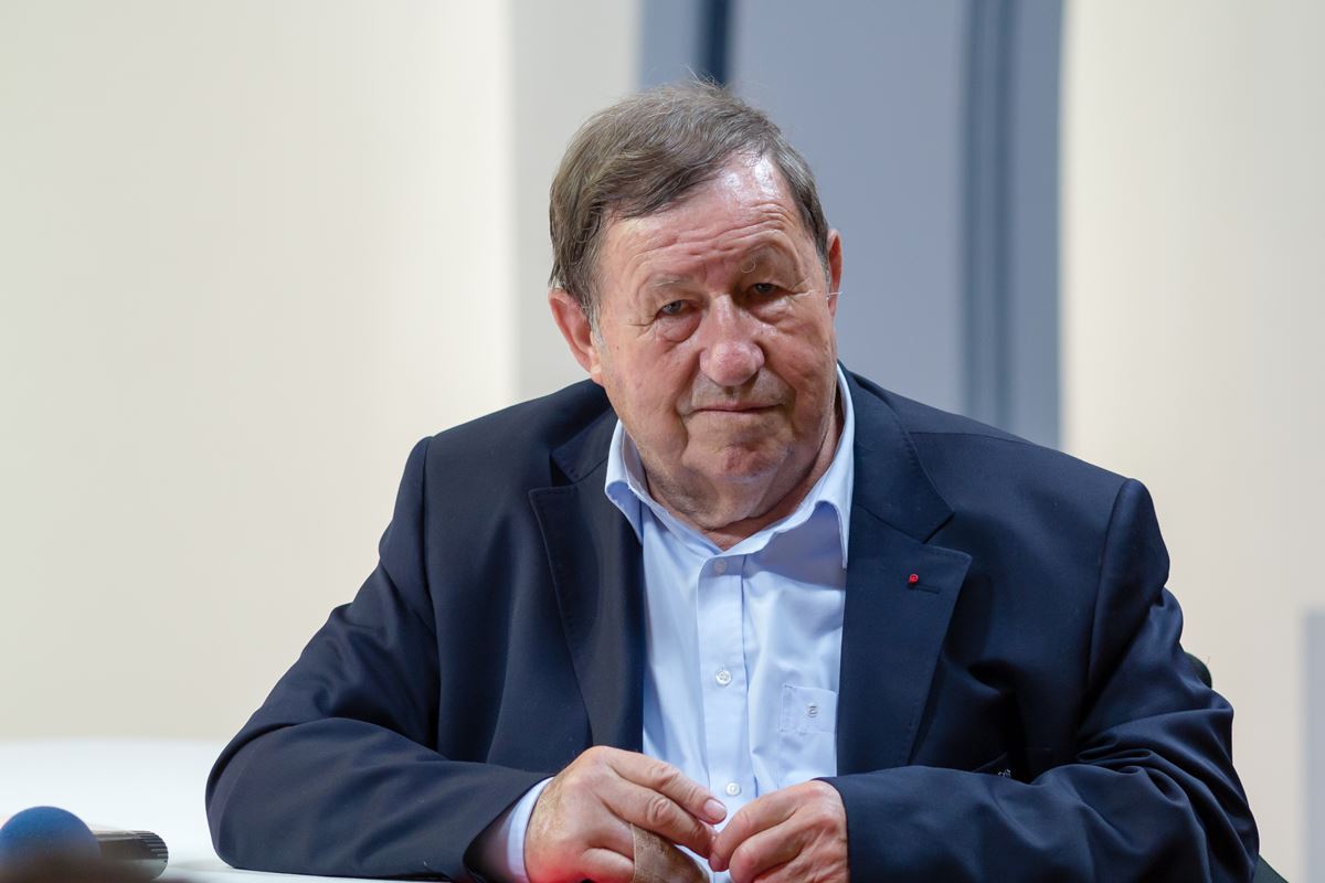 Guy Roux, el entrenador que despreció al CD Tenerife, se descuelga ahora con unas declaraciones machistas: "La mujer es para dar a luz"
