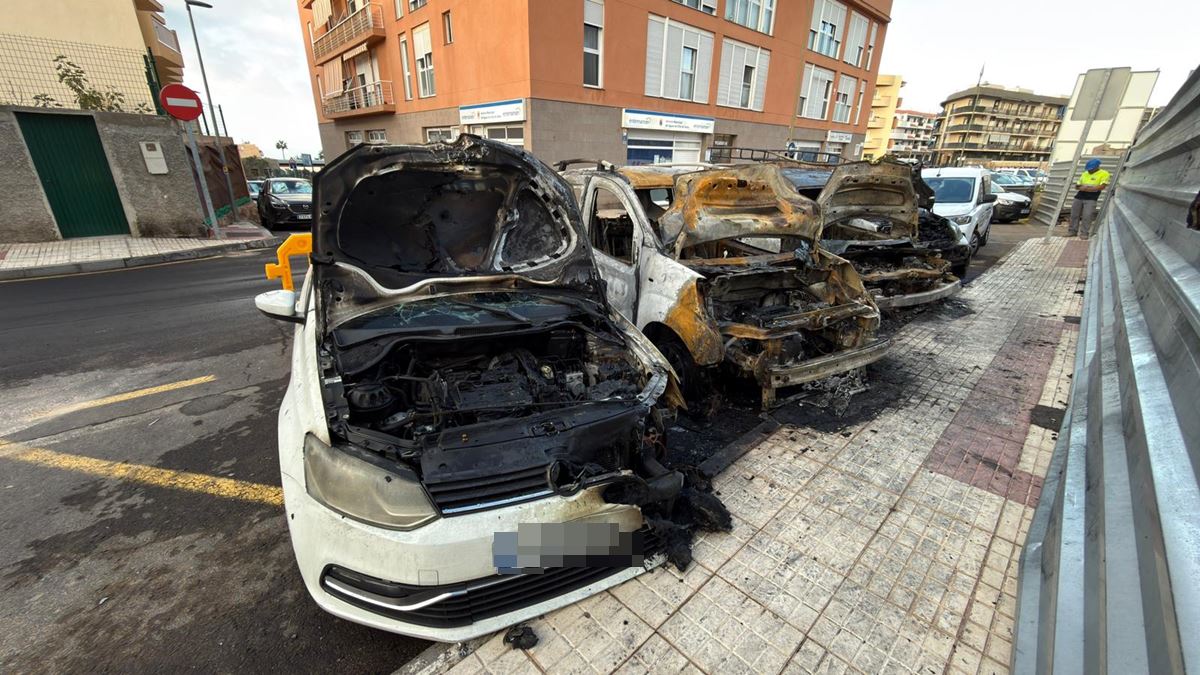 Pánico de madrugada en Adeje: arden varios coches de forma intencionada en una zona "marcada"