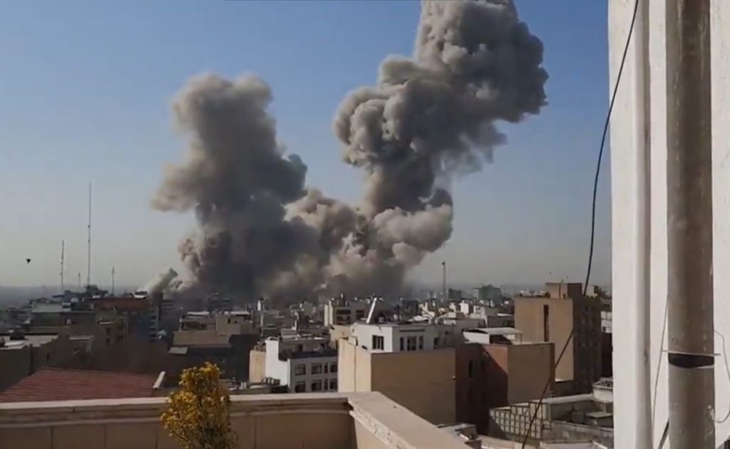 EUU e Israel lanzan un ataque masivo contra el corazón del poder en Irán