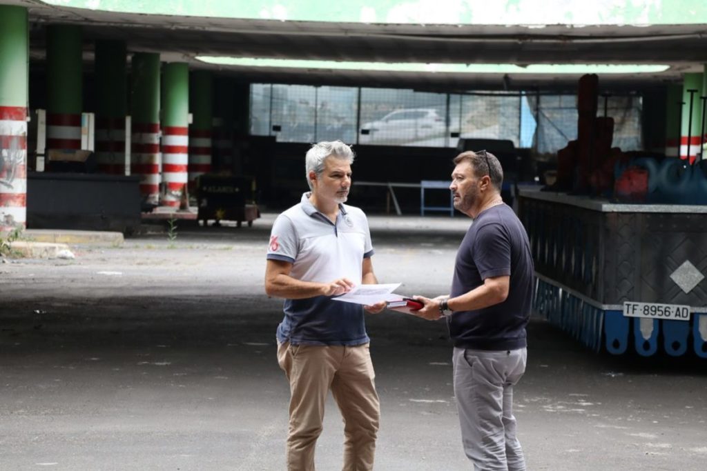 El concejal David Hernández, en el interior de la antigua estación de guaguas, cuya demolición costará 5,6 millones de euros. | DA