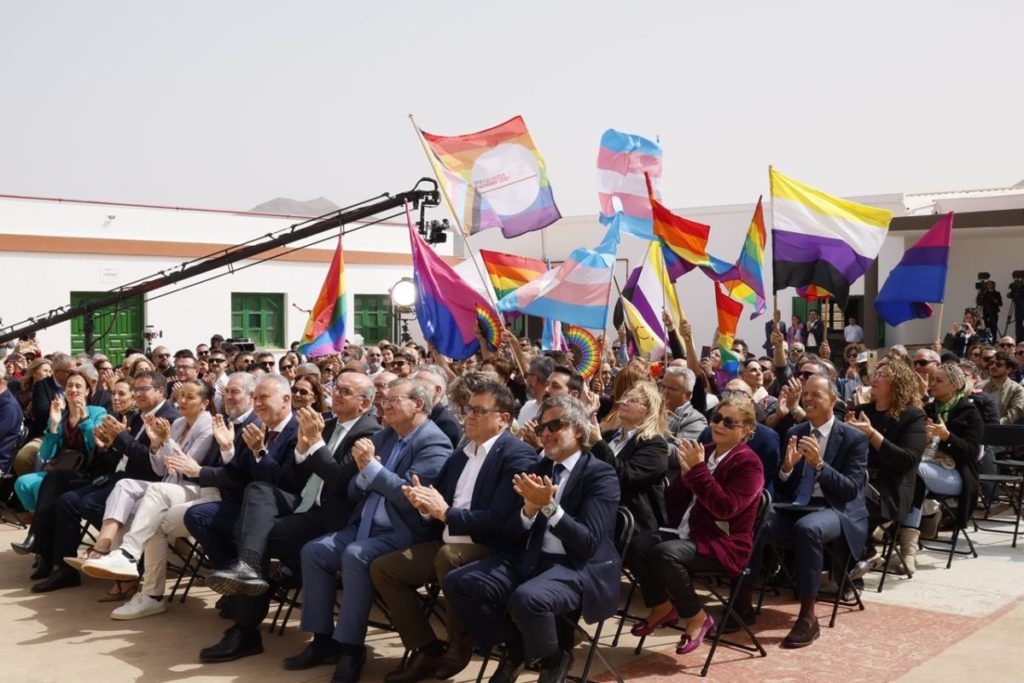 Homenaje a víctimas y a personas o colectivos del movimiento LGTBI+.