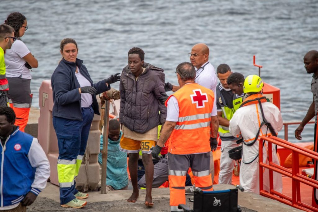 Un cayuco llega a La Restinga (El Hierro) tras una navegación de cinco días desde Senegal.