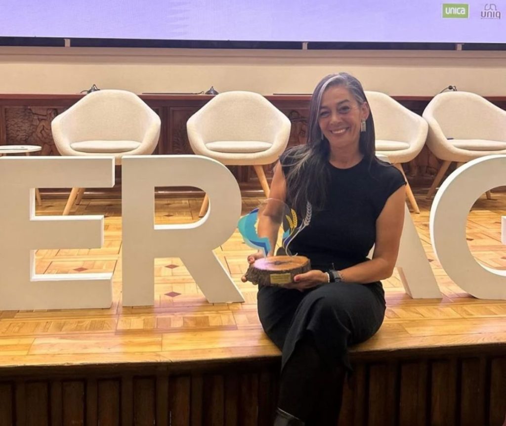 Carballo posa con el trofeo de los VIII Premios MujerAGRO tras recoger el galardón. | DA