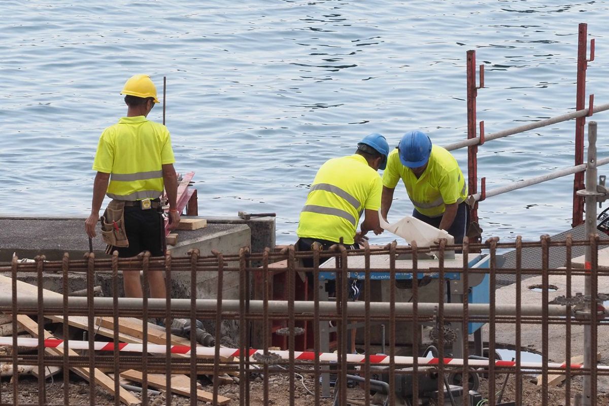 El empleo continúa al alza pero desacelera su crecimiento.