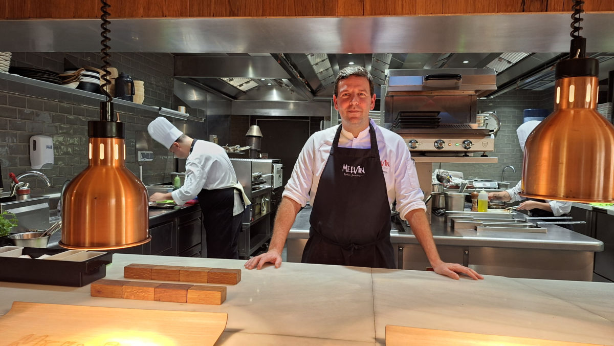 Sergio Fuentes posa en la espectacular cocina. P. M.