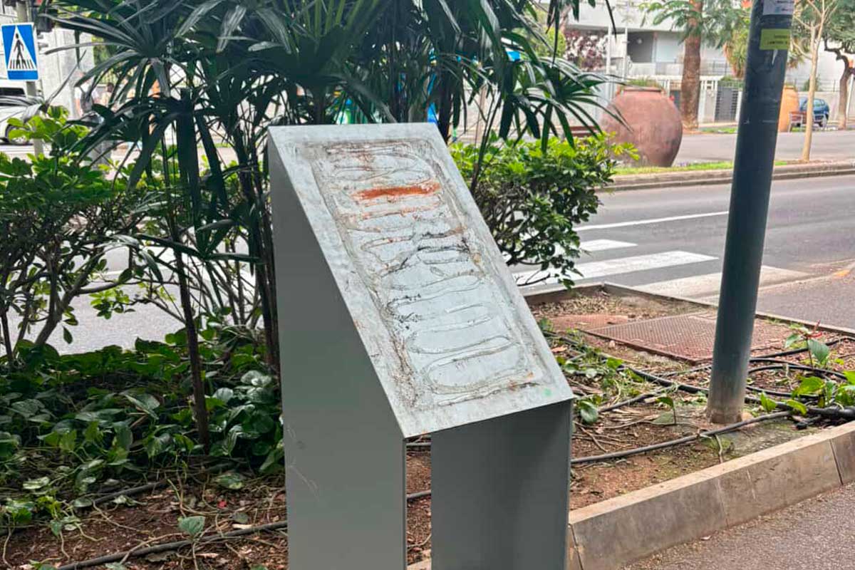 Atentado al orgullo en Santa Cruz: destrozan la placa de memoria LGBTIQA+ en el García Sanabria