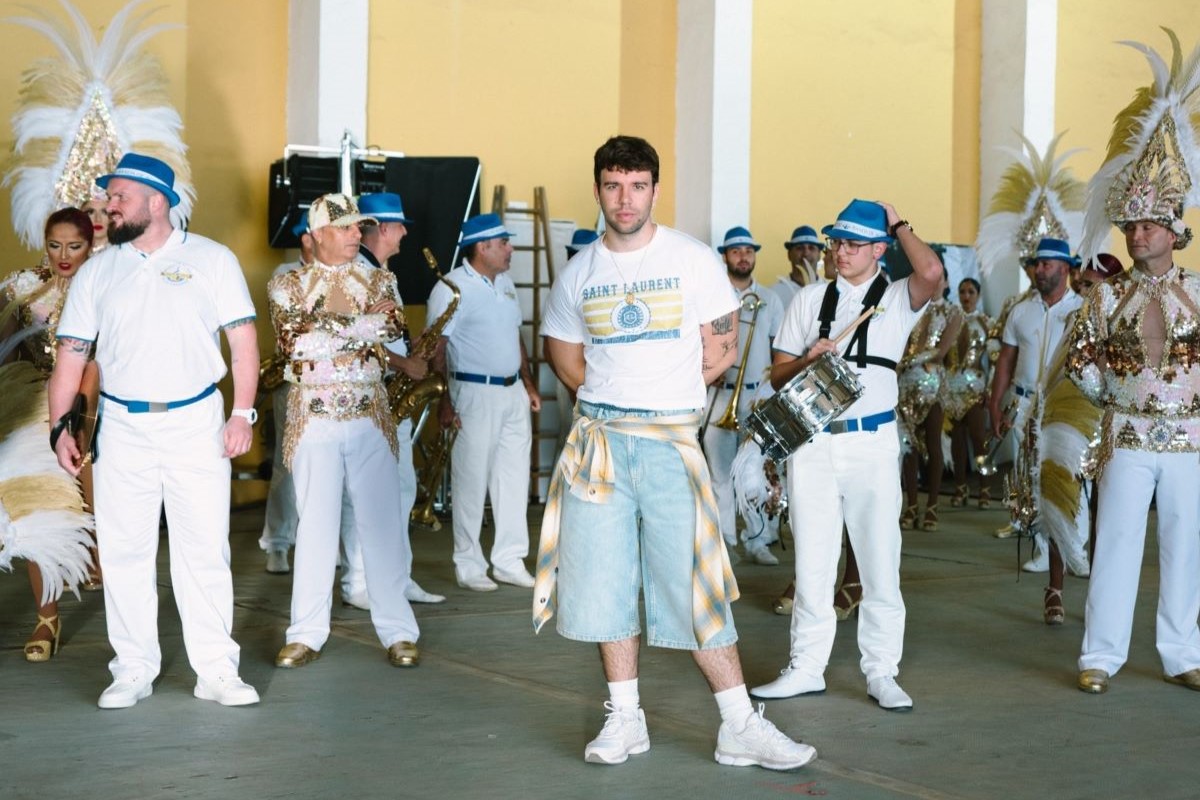 El artista Quevedo homenajea a los carnavales canarios en 'Ni borracho'. Foto: TASTE THE FLOOR