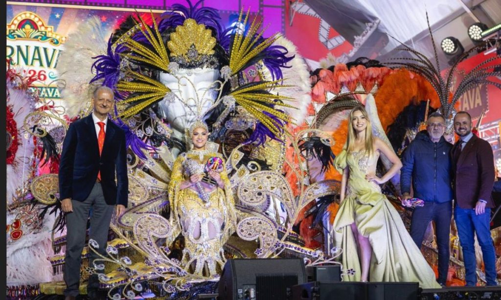 Bárbara Urimare Fajardo, nueva reina del Carnaval, junto al alcalde, el concejal de Fiestas y su antecesora.