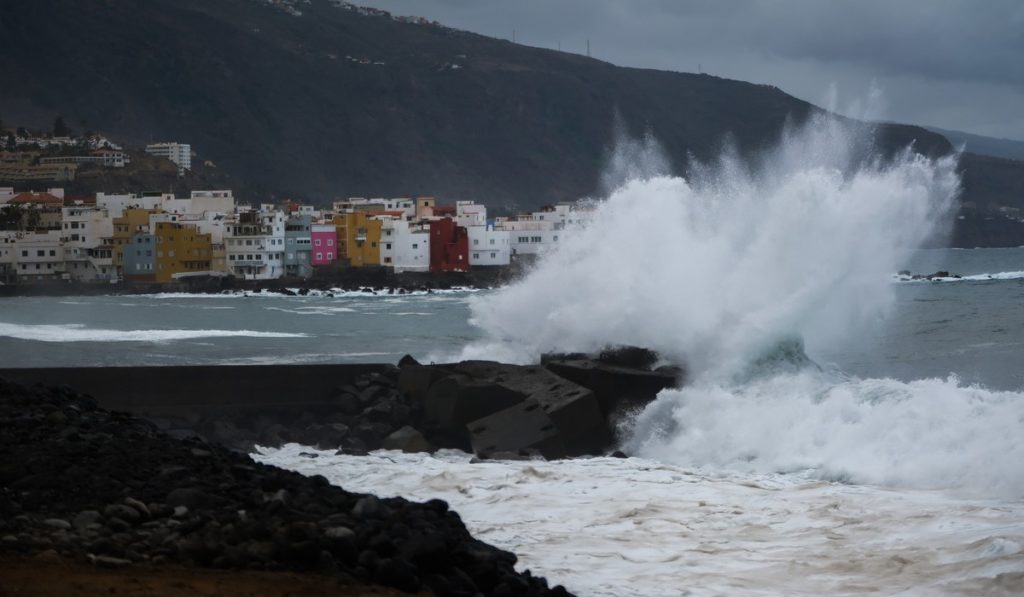 Giro radical en las costas de Canarias: llega fuerte mar de fondo y olas de 4 metros