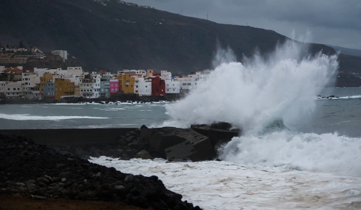 Giro radical en las costas de Canarias: llega fuerte mar de fondo y olas de 4 metros