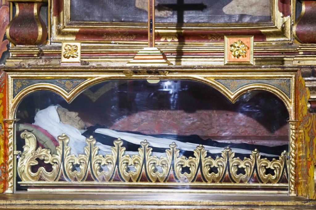 Una multitud de fieles visita a la ‘Siervita’ en el 295 aniversario de su muerte