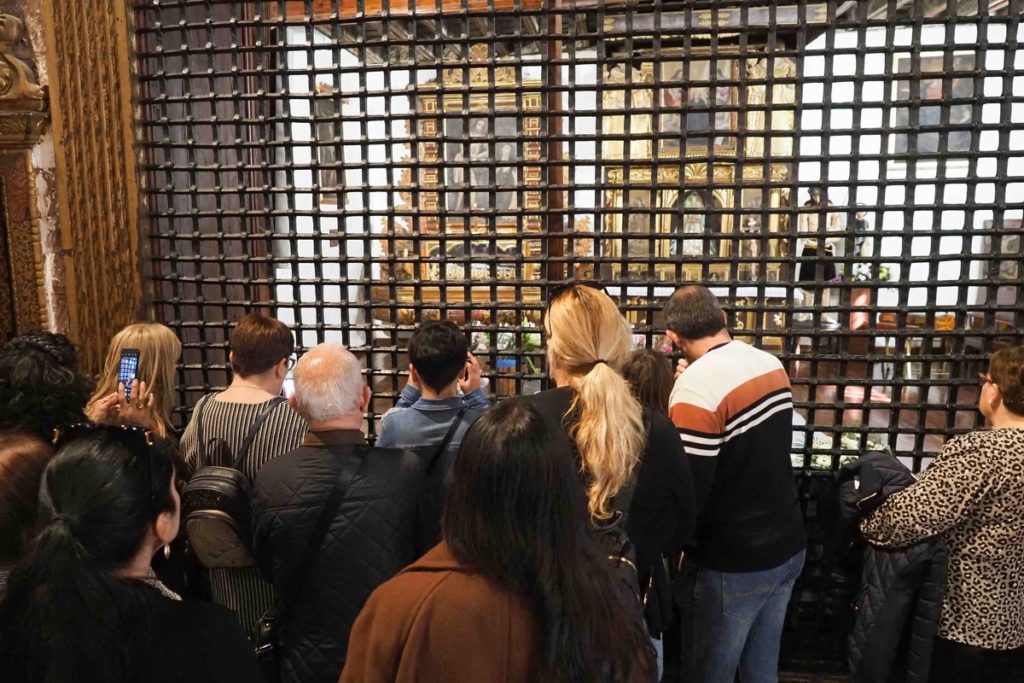 Una multitud de fieles visita a la ‘Siervita’ en el 295 aniversario de su muerte