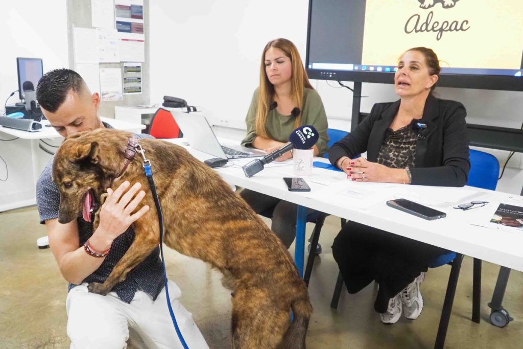 Yolanda Morales y Yahaira Tovar comparecieron en rueda de prensa, durante la cual mostraron a Wonder, un perro ciego que vive en el refugio. | Sergio Méndez
