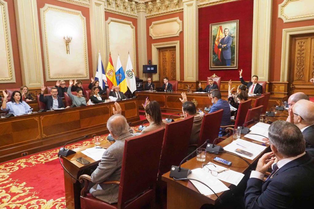 Los concejales del Ayuntamiento capitalino, ayer en plena votación durante la celebración del pleno municipal.