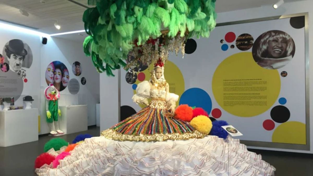 La Reina de 16 años que cargó 300 kilos: el secreto del traje más icónico del Carnaval de Santa Cruz de Tenerife que puedes ver hoy