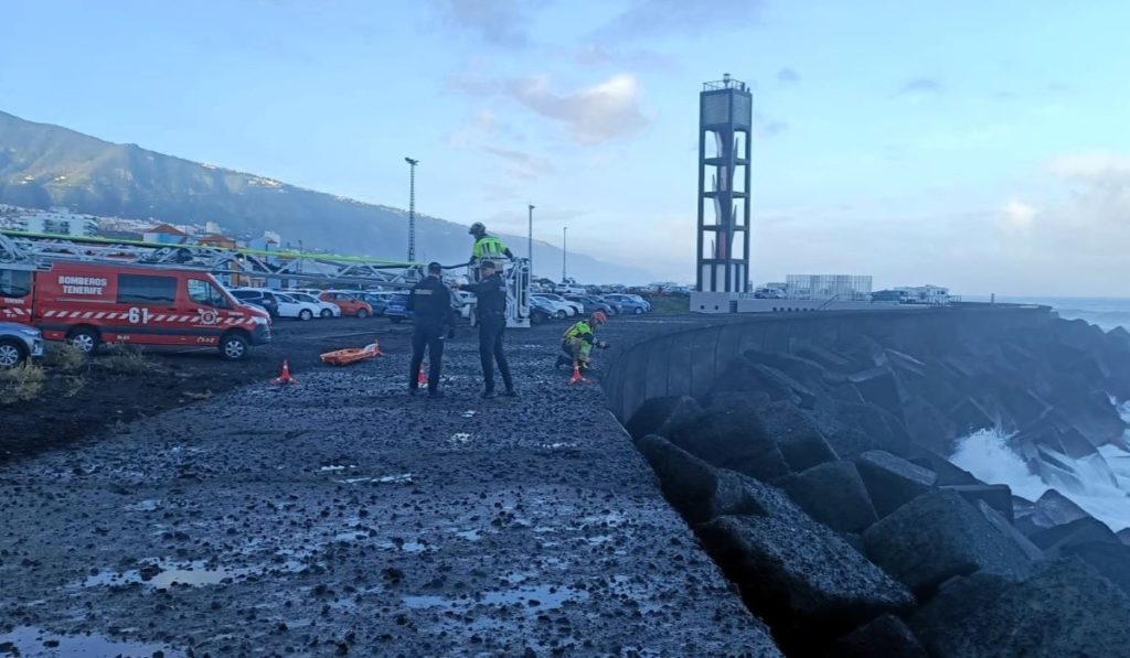 Un vecino dio la voz de alarma: los bomberos confirman que el cadáver rescatado en el Puerto de la Cruz es del parapentista