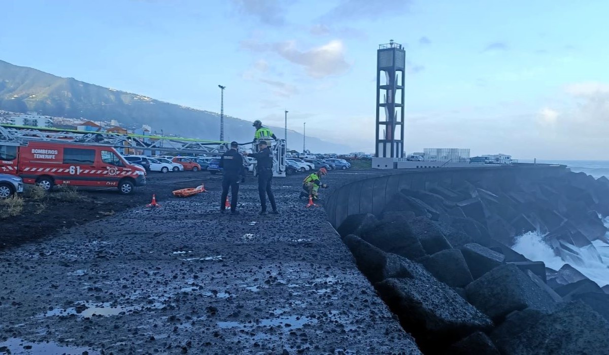 Un vecino dio la voz de alarma: los bomberos confirman que el cadáver rescatado en el Puerto de la Cruz es del parapentista