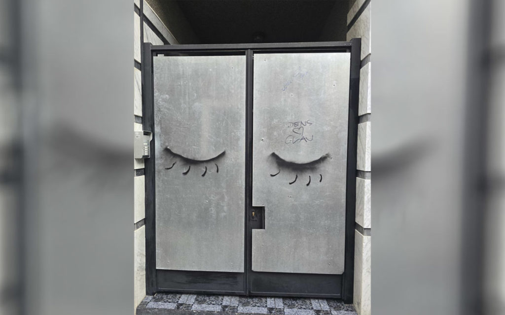 El "blindaje" de Santa Cruz de Tenerife ante el Carnaval: las comunidades instalan escudos contra el vandalismo y los orines