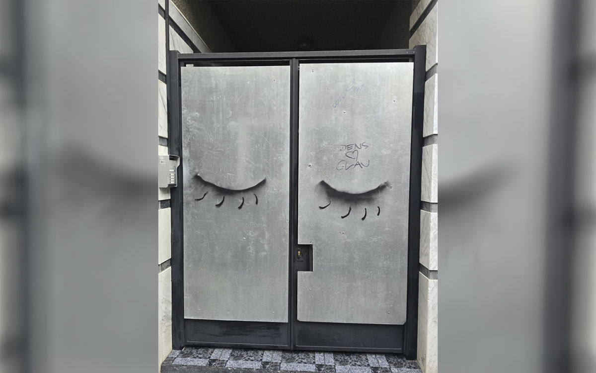 El "blindaje" de Santa Cruz de Tenerife ante el Carnaval: las comunidades instalan escudos contra el vandalismo y los orines