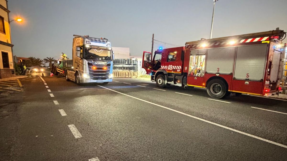 Accidentes, incendios y un rescate al límite: fin de semana de máxima actividad para los Bomberos de Tenerife