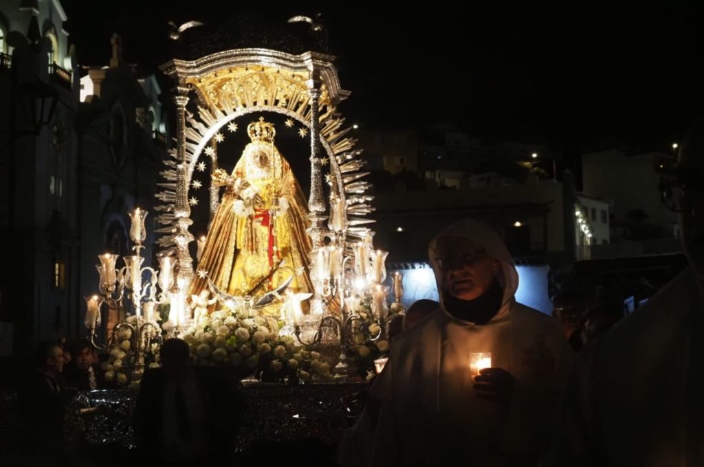 La noche de las candelas prende la devoción por la Patrona de Canarias