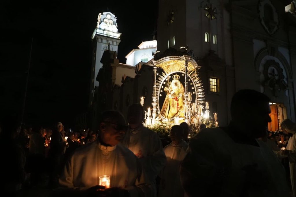 La noche de las candelas prende la devoción por la Patrona de Canarias