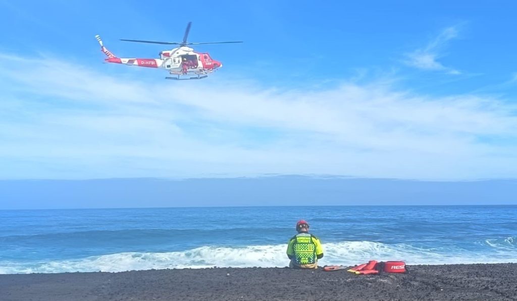Buscan a un parapentista que cayó al mar en Puerto de la Cruz. A. M.