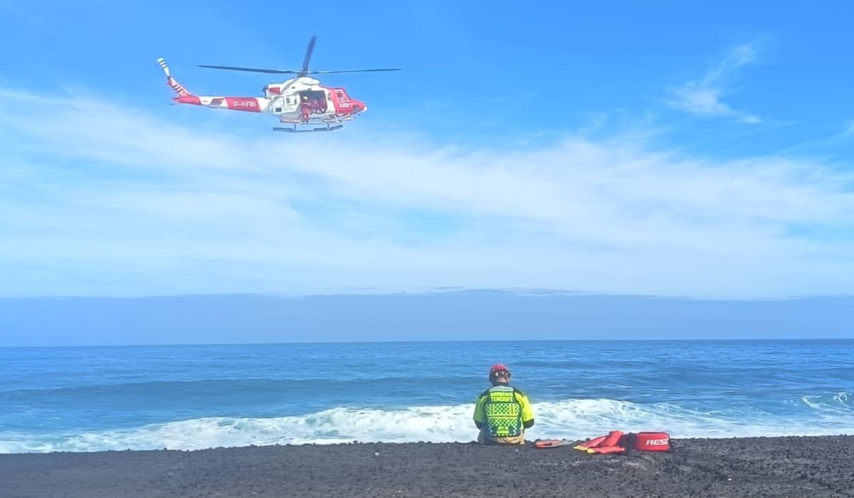 Buscan a un parapentista que cayó al mar en Puerto de la Cruz. A. M.