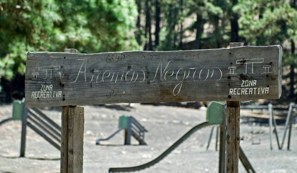 Cartel del área recreativa Arenas Negras en Garachico, Tenerife, lugar donde desapareció un menor.