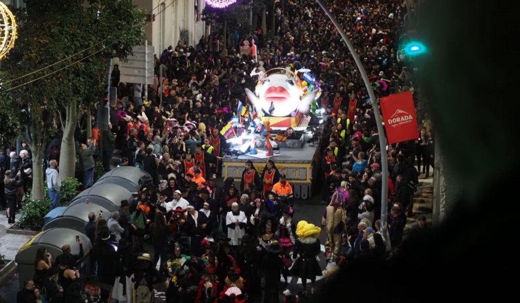 Una pintoresca marea de mascaritas y viudas llora la quema de la Sardina del Carnaval de Santa Cruz de Tenerife
