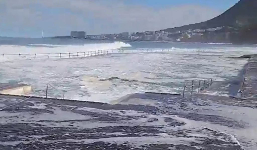 El mal estado del mar obliga a cerrar todas las zonas de baño de La Laguna