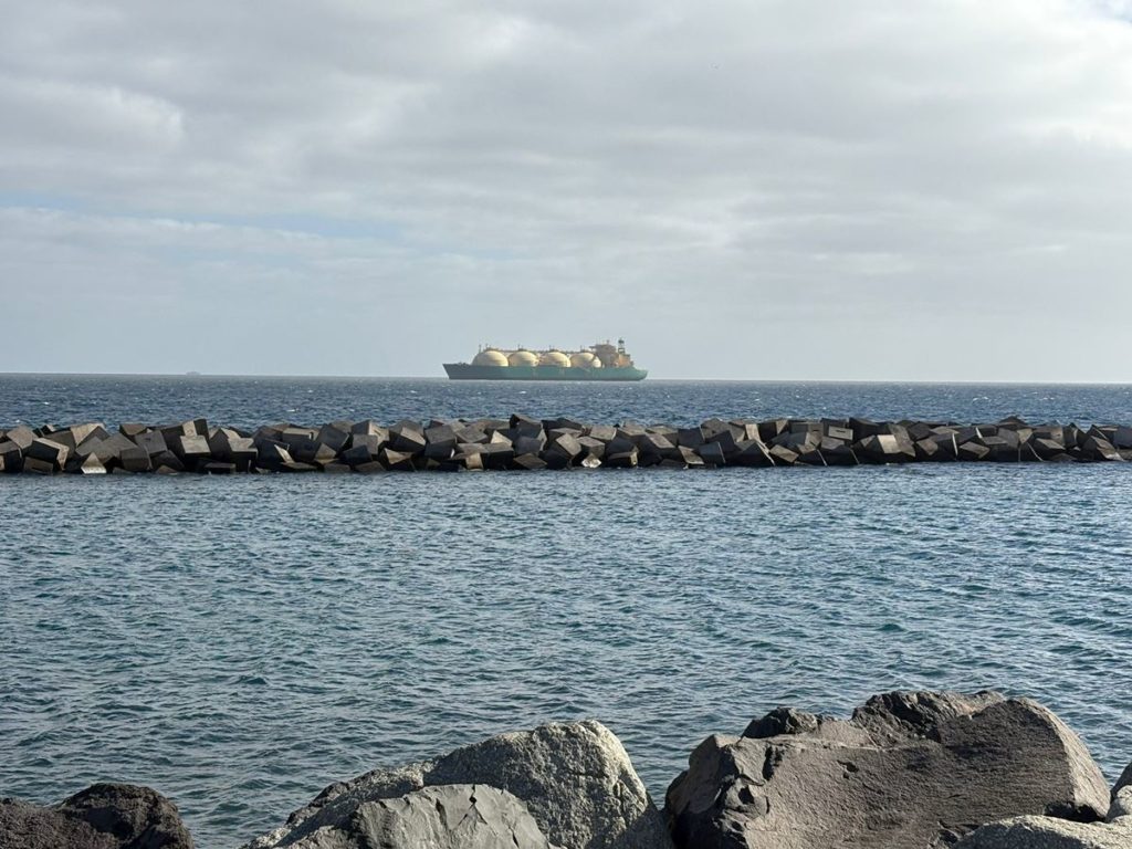 ¿Qué son esos barcos con "bolas" gigantes que se ven en la costa de Tenerife?