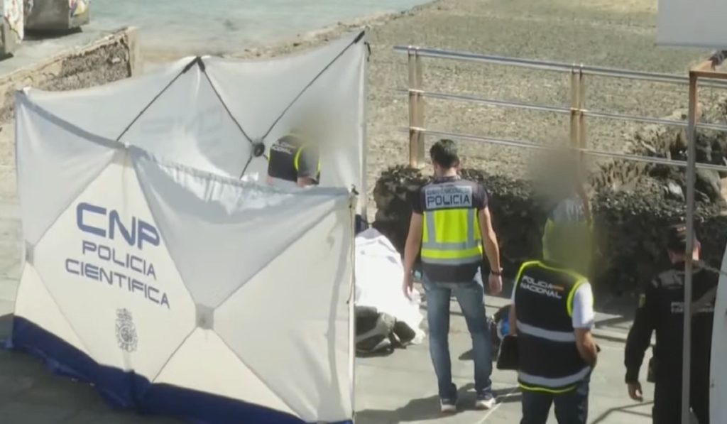 Agentes de la Policía Científica custodian el cuerpo sin vida hallado en la Playa de Las Canteras. TVC