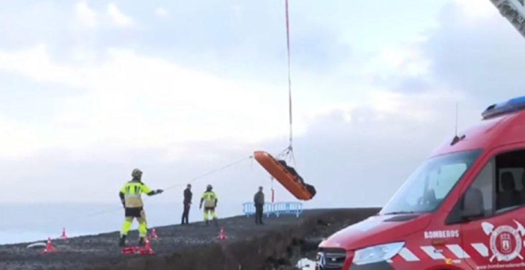 Imagen del rescate del cuerpo sin vida llevado a cabo por los bomberos, este viernes en el Puerto de la Cruz. Agencia Noticia