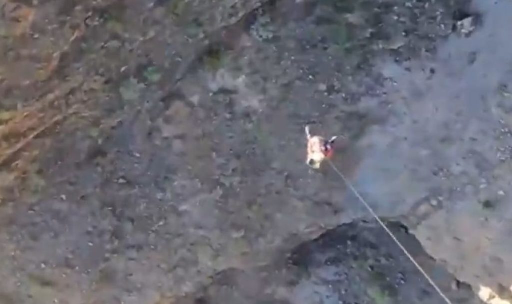 Momento en el que el helicóptero del GES realiza la maniobra de izado del senderista en los acantilados de Los Gigantes. / 112 Canarias