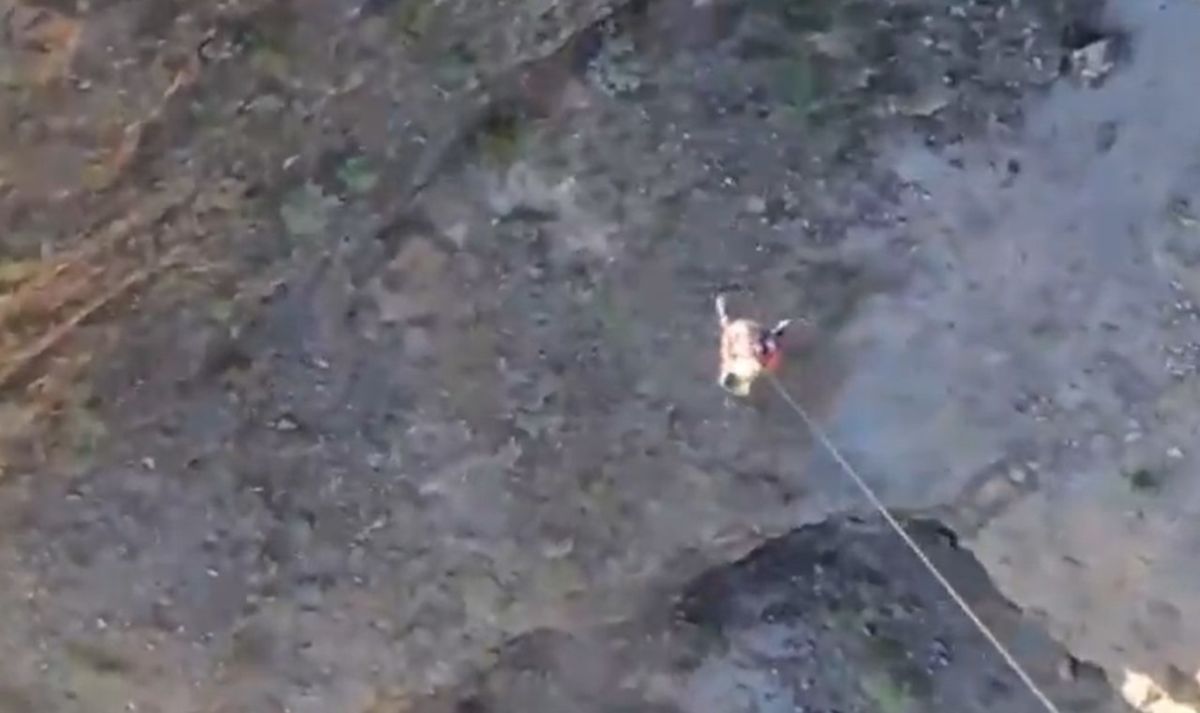 Momento en el que el helicóptero del GES realiza la maniobra de izado del senderista en los acantilados de Los Gigantes. / 112 Canarias